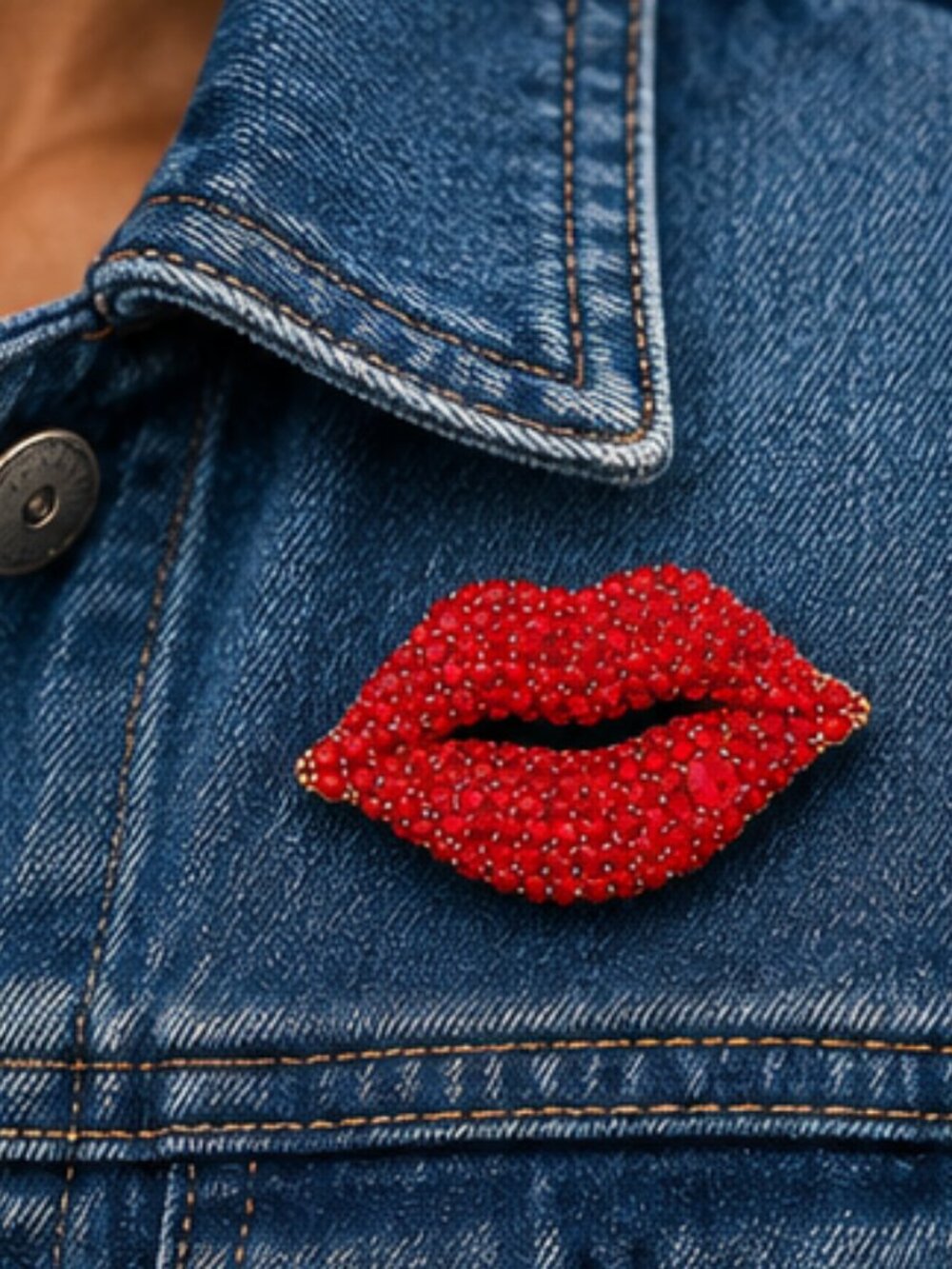 ❤️ Red Rhinestone Lips Brooch - Picture 1 of 3